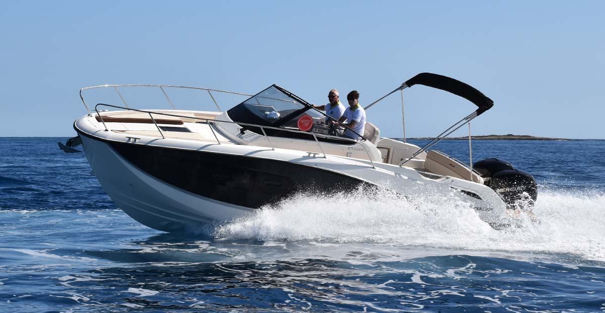 Quicksilver Activ 875 Sundeck