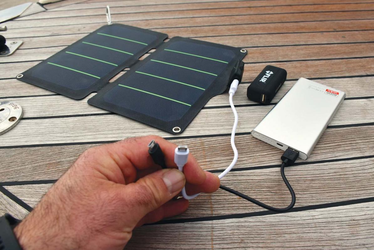 Punjenje mobitela putem prijenosnog solarnog panela