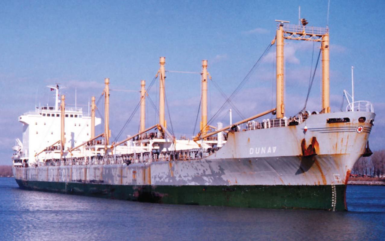 Jugolinijin brod “Dunav” u vrtlogu tajfuna