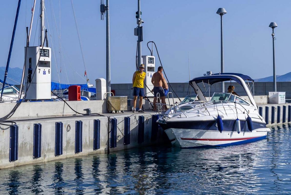 Trebate li gorivo svratite u Mitan Marinu u Novi Vinodolski i natočite na njihovoj Tifonovoj pumpi