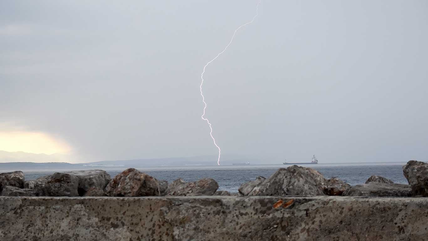 Kako se zaštititi u grmljavinskom nevremenu na moru