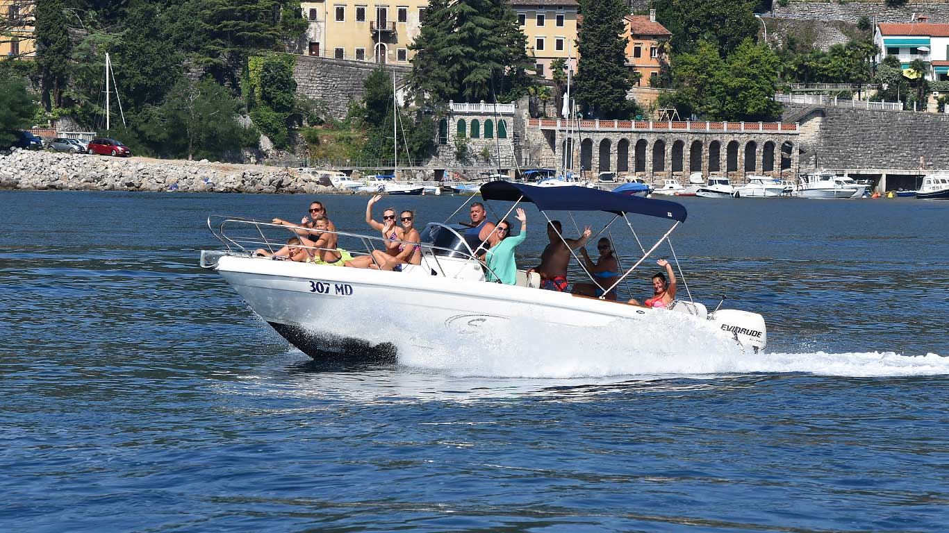 Strastveni nautičari uživaju u ranoj jeseni!