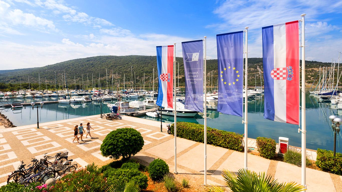 Najveći lanac marina na Mediteranu ponosni je dobitnik Plavih zastava kao potvrde odgovornog gospodarenja morem